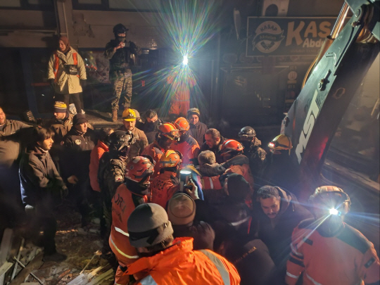 튀르키예 강진 피해 지역으로 급파된 대한민국 긴급구호대(KDRT)가 9일 오전 5시 하타이주 안타키아 고등학교 등에서 구호 활동에 돌입, 70대 중반 남성 1명을 구조하고 있다.대한민국 긴급구호대 제공