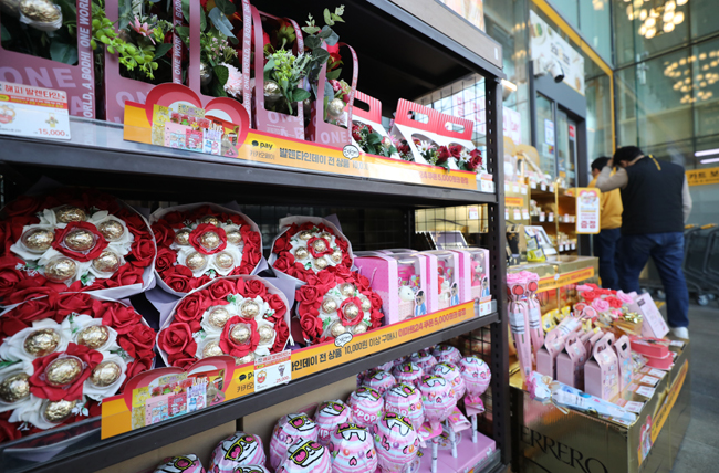 14일 오후 서울 시내 한 편의점에 초콜릿 상품이 진열돼 있다. 뉴시스