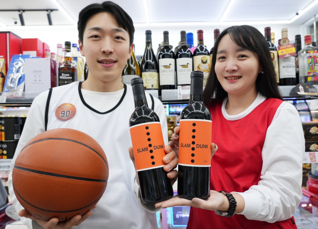 편의점 세븐일레븐이 슬램덩크 인기에 힘입어 출시한 ‘슬램덩크 와인’. 세븐일레븐 제공
