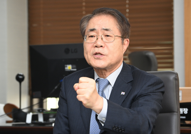 장태평 농어업농어촌특별위원장이 지난 8일 서울 종로구 집무실에서 가진 문화일보와의 인터뷰에서 “세계적 수준의 정보기술(IT)이 농업에 접목되면 국제적인 경쟁력이 생긴다”며 “변화, 혁신, 발상의 전환으로 새로운 기회를 맞을 수 있다”고 강조하고 있다.  김호웅 기자