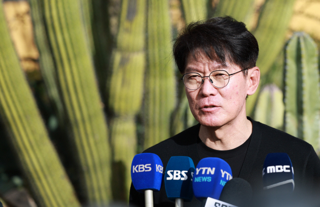 WBC 야구대표팀을 이끄는 이강철 감독이 15일 오전(한국시간) 선수단 숙소인 미국 애리조나주 투손의 웨스트워드룩 윈덤 그랜드 리조트 앤드 스파에 도착해 취재진과 인터뷰를 하고 있다.  연합뉴스