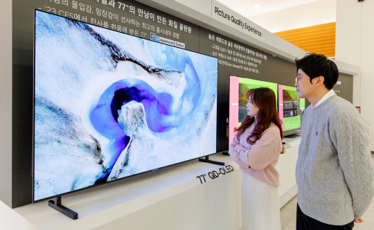 삼성디스플레이 직원들이 초대형 77인치 TV용 QD-OLED 제품을 관람하고 있다. 삼성디스플레이 제공