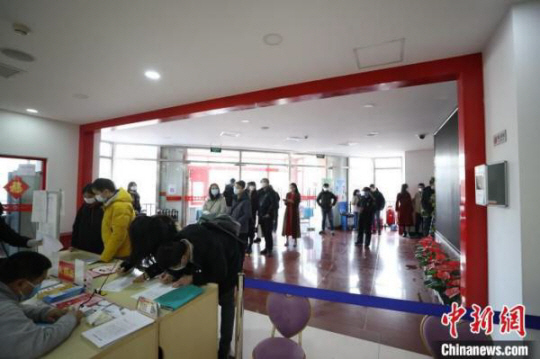 14일 중국 베이징시 둥청구의 혼인신고 접수 창구 앞에서 결혼을 신고하려는 커플들이 긴 줄을 서 있다. 중국신문 인터넷 캡처