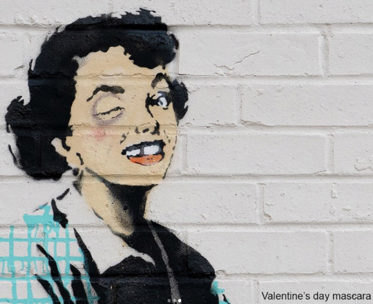 ‘얼굴 없는 화가’로 알려진 뱅크시가 영국의 한 마을에 남긴 작품. 14일(현지시간) 뱅크시는 자신의 SNS에서 이 작품에 대해 ‘밸런타인데이 마스카라’라고 소개했다. 뱅크시 인스타그램 캡처