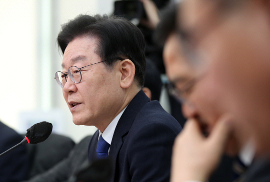이재명 더불어민주당 대표가 14일 오후 서울 영등포구 국회에서 열린 기본사회위원회 제1차 전체회의 및 임명장 수여식에서 발언하고 있다. 뉴시스