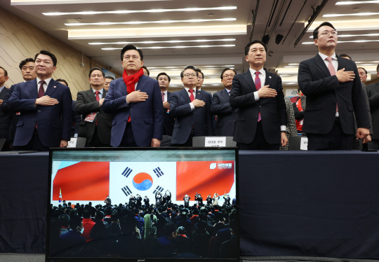 안철수(앞줄 왼쪽부터)·황교안·김기현·천하람 국민의힘 당대표 후보가 14일 오후 부산 동구 부산항국제전시컨벤션센터 열린 제3차 전당대회 부산·울산·경남 합동연설회에서 국기에 경례하고 있다. 연합뉴스