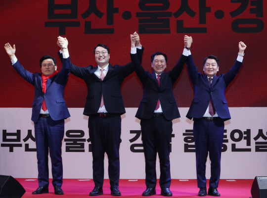 황교안(왼쪽부터)·천하람·김기현·안철수 국민의힘 당대표 후보가 14일 오후 부산 동구 부산항국제전시컨벤션센터 열린 제3차 전당대회 부산·울산·경남 합동연설회에서 손을 맞잡고 인사하고 있다. 연합뉴스
