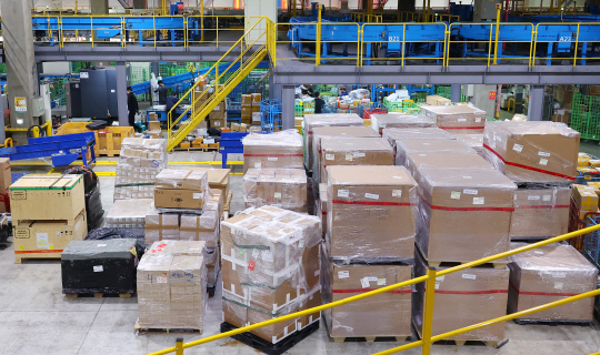 중국 최대 쇼핑 시즌 ‘광군제’를 나흘 앞둔 지난해 11월 7일 인천본부세관 특송물류센터에 해외 직구 물품들이 쌓여 있는 모습. 뉴시스