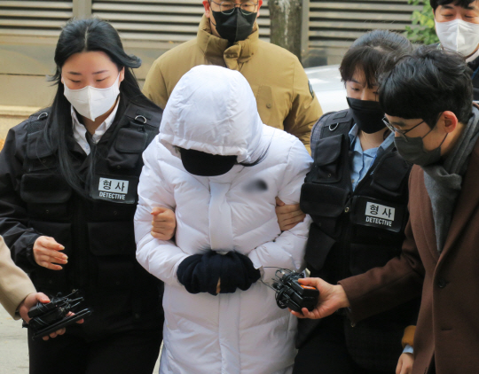 10일 오후 초등학교 5학년 아들을 학대해 숨지게 한 혐의를 받는 40대 계모가 구속 전 피의자 심문(영장실질심사)을 받기 위해 인천 미추홀구 인천지법 영장실질심사장으로 들어서고 있다. 뉴시스