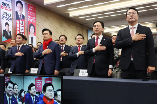 안철수(앞줄 왼쪽부터)·황교안·김기현·천하람 국민의힘 당대표 후보가 14일 오후 부산 동구 부산항국제전시컨벤션센터 열린 제3차 전당대회 부산·울산·경남 합동연설회에서 국기에 경례하고 있다. 연합뉴스