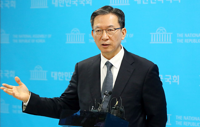 정성호 더불어민주당 의원이 14일 오전 서울 여의도 국회에서 ‘수감 중인 정진상 전 민주당 대표실 정무조정실장과 김용 전 민주연구원 부원장과 접견 내용 유출’과 관련 입장을 밝힌 후 취재진의 질문에 답변하고 있다. 뉴시스