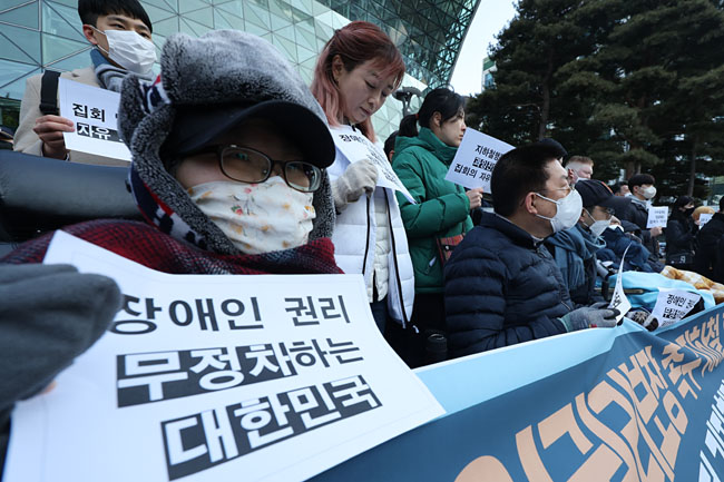 전국장애인차별철폐연대(전장연) 등 시민단체 회원들이 15일 오전 서울시청 앞에서 기자회견을 열어 장애인들의 지하철 시위 과정에서 벌어진 진압 과정에 대해 유엔 장애인권리에관한특별보고관 등에게 긴급 진정서를 제출하는 등의 대응계획을 밝히고 있다. 연합뉴스