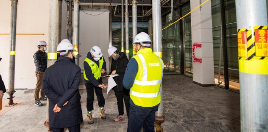 지난 13일 용산구 관계자가 전문가들과 함께 현대자동차 미래모빌리티연구소 부지 해체 착공 신고 처리 전 현장 점검을 하고 있다. 용산구청 제공