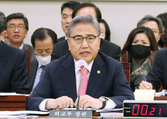 박진 외교부 장관이 15일 오전 열린 국회 외교통일위원회 전체회의에서 의원질의에 답변하고 있다. 연합뉴스