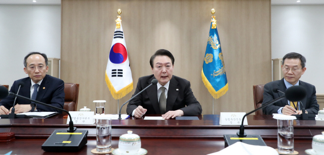 윤석열 대통령이 15일 오전 서울 용산 대통령실 청사에서 제13차 비상경제민생대책회의를 주재하고 “통신·금융 분야는 공공재적 성격이 강하고 과점 형태를 유지하고 있어 물가안정을 위한 고통 분담에 자발적으로 참여할 필요가 있다”고 말하고 있다.  연합뉴스