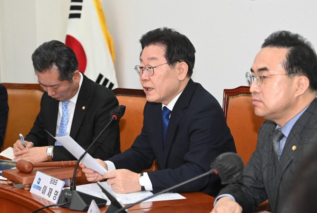 이재명(가운데) 더불어민주당 대표가 15일 오전 국회에서 열린 최고위원회의에 참석해 “윤석열 정부에서 법 앞의 평등이 실종됐다는 지적이 있다”고 발언하고 있다. 김동훈기자