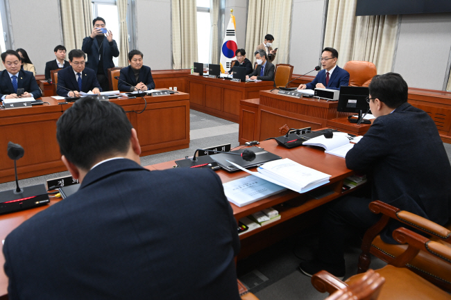 조해진(오른쪽 두 번째) 국회 정치개혁특별위원회 정치관계법개선소위원회 위원장이 15일 오전 국회에서 열린 회의에 참석해 선거구제 개편 논의 필요성 등에 대해 발언하고 있다.  김동훈 기자
