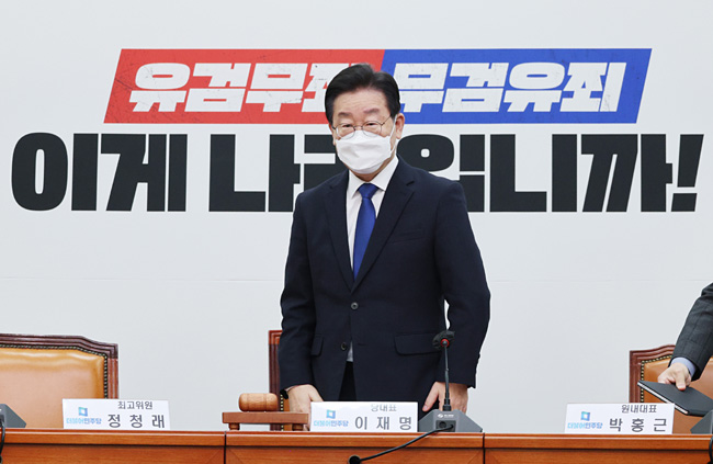 이재명 더불어민주당 대표가 15일 오전 국회에서 열린 최고위원회의에 입장하고 있다. 연합뉴스