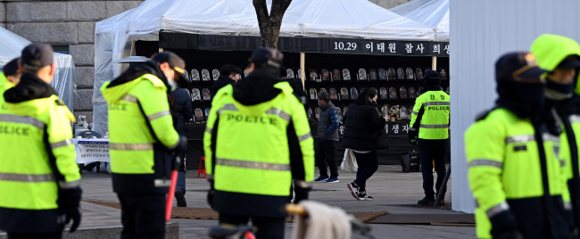 서울시가 예고한 핼러윈 참사 서울광장 분향소 행정대집행 기한인 15일 오전 서울 중구 분향소 인근 곳곳에 경찰 인력이 배치돼 있다. 박윤슬 기자
