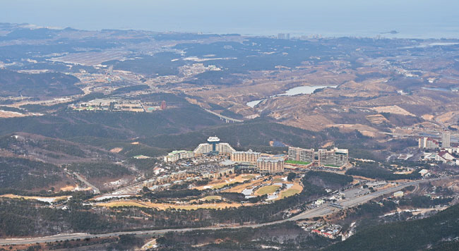 사다리를 타고 오른 울산바위 능선 끝에서 내려다본 대명 델피노리조트와 일대의 모습. 밑에서 올려다보는 울산바위는 크고 우람하기 짝이 없는데, 울산바위에서 내려다보이는 것들은 작아서 사소해 보인다.