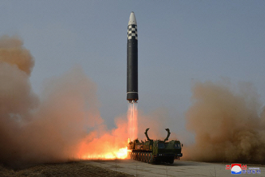 지난해 3월 24일 김정은 북한 국무위원장의 지도 아래 신형 대륙간탄도미사일(ICBM) ‘화성-17형’ 시험발사를 단행했다고 보도한 조선중앙통신의 사진. 연합뉴스