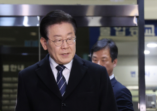 이재명 더불어민주당 대표가 지난 10일 서울 서초구 서울중앙지검에서 조사를 받은 후 청사를 나서고 있다. 연합뉴스