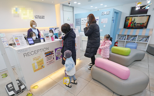 겨울철 독감 유행 여전히 유행기준보다 높은 가운데 지난달 서울 시내의 한 병원에서 환자들이 진료를 기다리고 있다. 연합뉴스