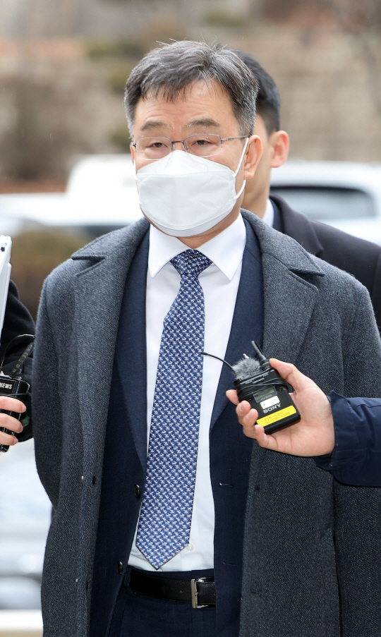 화천대유자산관리 대주주 김만배 씨가 10일 오전 서초구 서울중앙지방법원에서 열린 대장동 개발 사업 로비·특혜 의혹 관련 공판에 출석하고 있다. 연합뉴스