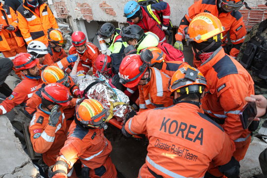 지난 11일 튀르키예 하타이주 안타키아 일대에서 한국 긴급구호대(KDRT)와 튀르키예 구조대가 지진으로 무너진 건물 속 60대 생존자를 구조하고 있다. 뉴시스