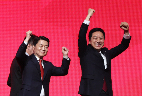 안철수(왼쪽)·김기현(오른쪽) 국민의힘당대표 후보가 지난 16일 오후 광주 김대중컨벤션센터에서 열린 제3차 전당대회 광주·전북·전남 합동연설회에서 기념 촬영을 마친 뒤 지지자들을 향해 양팔을 들어올리고 있다.연합뉴스