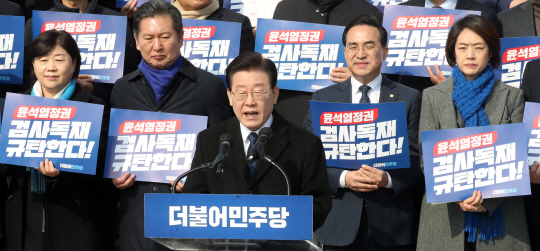 이재명 더불어민주당 대표가 17일 오전 서울 여의도 국회 본관 앞 계단에서 열린 윤석열 정권 검사독재 규탄대회에서 연설을 하고 있다.연합뉴스
