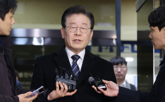 이재명 더불어민주당 대표가 지난 10일 서울 서초구 서울중앙지방검찰청에서 위례·대장동 개발 비리 의혹과 관련해 조사를 받고 청사를 나서며 기자들의 질문에 답하고 있다.연합뉴스
