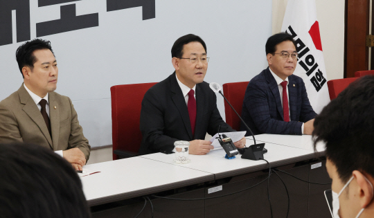 주호영(가운데) 국민의힘 원내대표가 19일 서울 영등포구 국회 원내대표실에서 현안 관련 기자간담회를 하고 있다. 연합뉴스