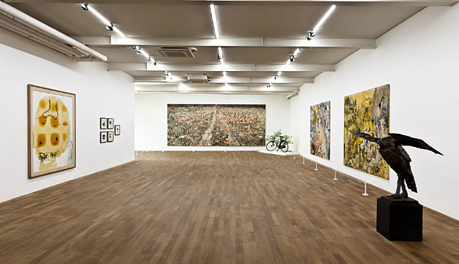 가나아트 창립 40주년 기념전의 3전시장(Gana European Art Collection). 안젤름 키퍼, 토니 크래그 등 이 화랑과 인연이 있는 작가들의 작품을 볼 수 있다.  가나아트 제공
