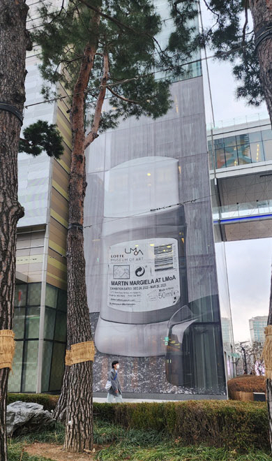 서울 잠실 롯데월드몰 외벽에 설치된 ‘데오도란트’는 광고물이 아니라 현대의 상업화 경향을 풍자한 작품이다.