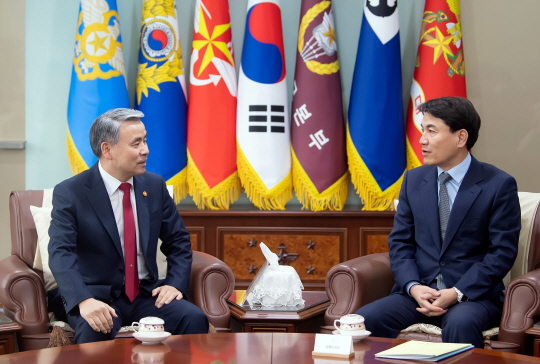 김진태(오른쪽) 강원지사가 2월 3일 서울 용산구 국방부 청사에서 이종섭 국방부 장관을 만나 면담하고 있다. 연합뉴스