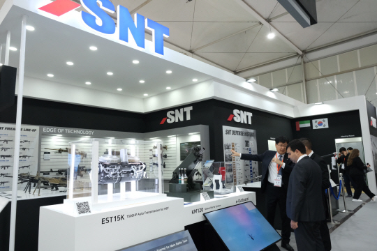 SNT 관계자가 20일 아랍에미리트(UAE) 아부다비에서 개막한 ‘UAE IDEX 2023’ 전시장에서 특수작전용 기관단총인 ‘STC-16’ 등 독자기술로 개발한 방산 장비를 설명하고 있다. SNT그룹 제공
