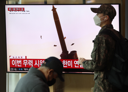 북한이 동해상으로 기종이 확인되지 않은 단거리탄도미사일을 발사한 20일 오전 서울역 대합실에 시민들이 관련 뉴스를 시청하고 있다.연합뉴스
