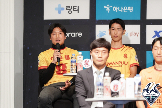 광주 FC의 이정효(왼쪽) 감독이 20일 서울 서초구 더케이호텔에서 열린 2023 K리그1 개막 미디어데이에서 이으뜸의 유니폼을 입은 채 각오를 전하고 있다. 한국프로축구연맹 제공