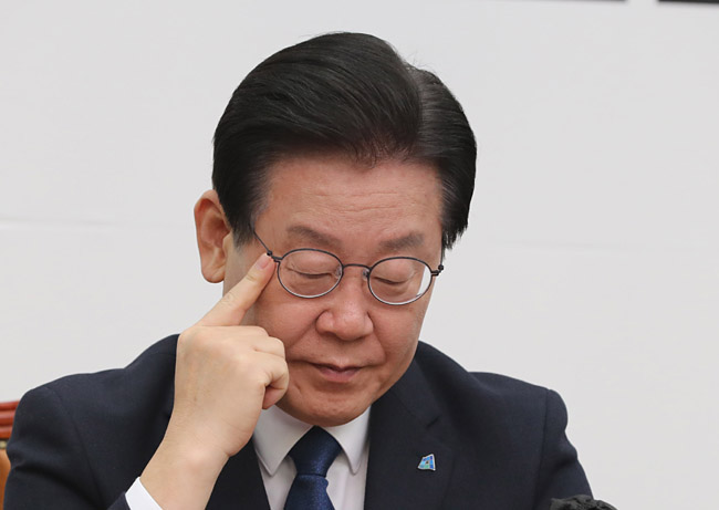 이재명 더불어민주당 대표가 20일 서울 영등포구 국회에서 열린 최고위원회의에 참석하고 있다. 뉴시스