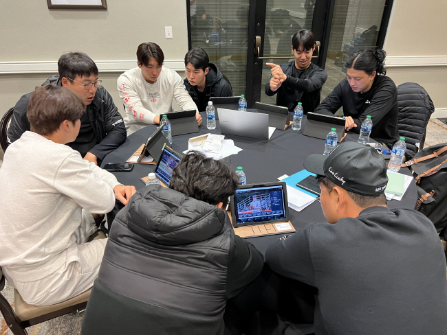 WBC 대표팀 선수들이 20일(한국시간) 미국 애리조나주 투손의 숙소 내 전력분석실에서 개별 지급된 태블릿PC에 담긴 영상을 보고 있다. KBO 제공