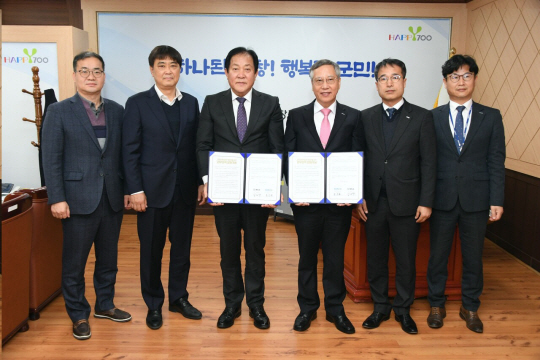 반장식(오른쪽 세 번째) 한국조폐공사 사장과 심재국( 〃 네 번째) 평창군수가 평창군청에서 평창사랑상품권 발행을 위한 업무 협약을 체결한 뒤 기념 촬영을 하고 있다. 조폐공사 제공