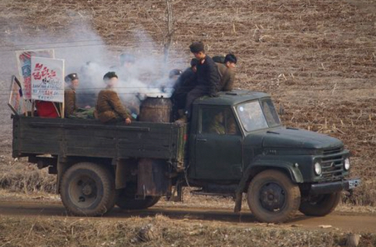 북한의 목탄차. SNS 캡처