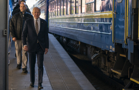 조 바이든 미국 대통령이 20일 우크라이나 키이우에 도착해 열차 옆을 지나고 있다. AP 연합뉴스