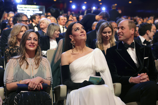 윌리엄 영국 왕세자(오른쪽)과 캐서린 왕세자빈(가운데)이 BAFTA 관람석에 나란히 앉아 있다. AP 연합뉴스
