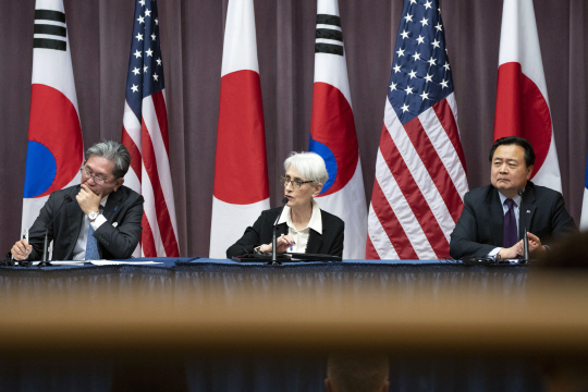 조현동(오른쪽) 외교부 제1차관이 13일(현지시간) 미국 워싱턴 국무부에서 웬디 셔먼 미 국무부 부장관, 모디 다케오 일본 외무성 사무차관과 회담 후 공동 기자회견을 하고 있다. 한미일 외교차관은 북한 핵 프로그램 포기, 유엔 안보리 결의 준수와 대화 복귀 등을 거듭 촉구했다. 뉴시스