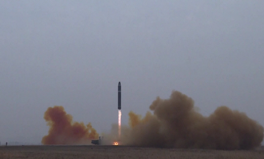 19일 북한 조선중앙TV가 18일 오후 평양국제비행장에서 대륙간탄도미사일(ICBM) ‘화성-15’를 최대사거리체제로 고각발사했다고 보도했다. 뉴시스(조선중앙TV 캡처)