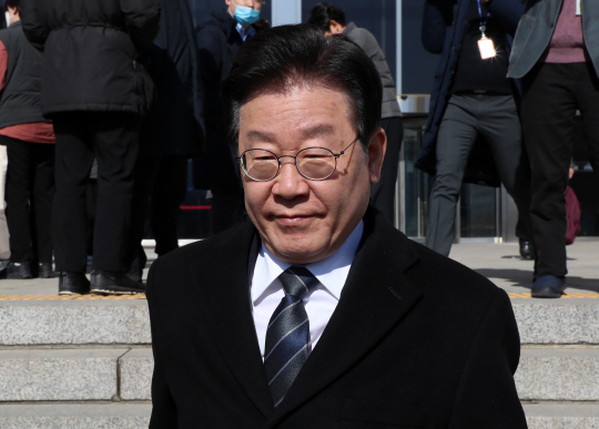 이재명 더불어민주당 대표가 21일 오전 서울 여의도 국회 본청을 나서고 있다. 이재명 대표의 체포동의안에 대한 윤석열 대통령의 재가가 이뤄져 이날 오전 국회 의안과에 제출 됐다. 뉴시스