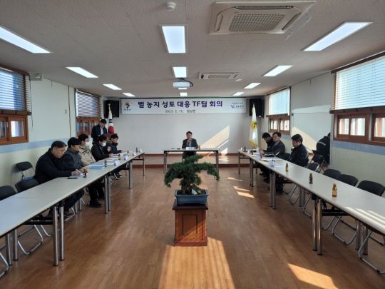 연천군은 지난 15일 무분별한 농지 성토를 막기 위해 테스크포스(TF)를 꾸리고 대책회의를 가졌다. 연천군청 제공