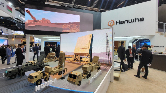 사진2. IDEX 2023 현장에 전시된 한화시스템의 대공방어용 다기능레이더 시리즈. 한화 제공